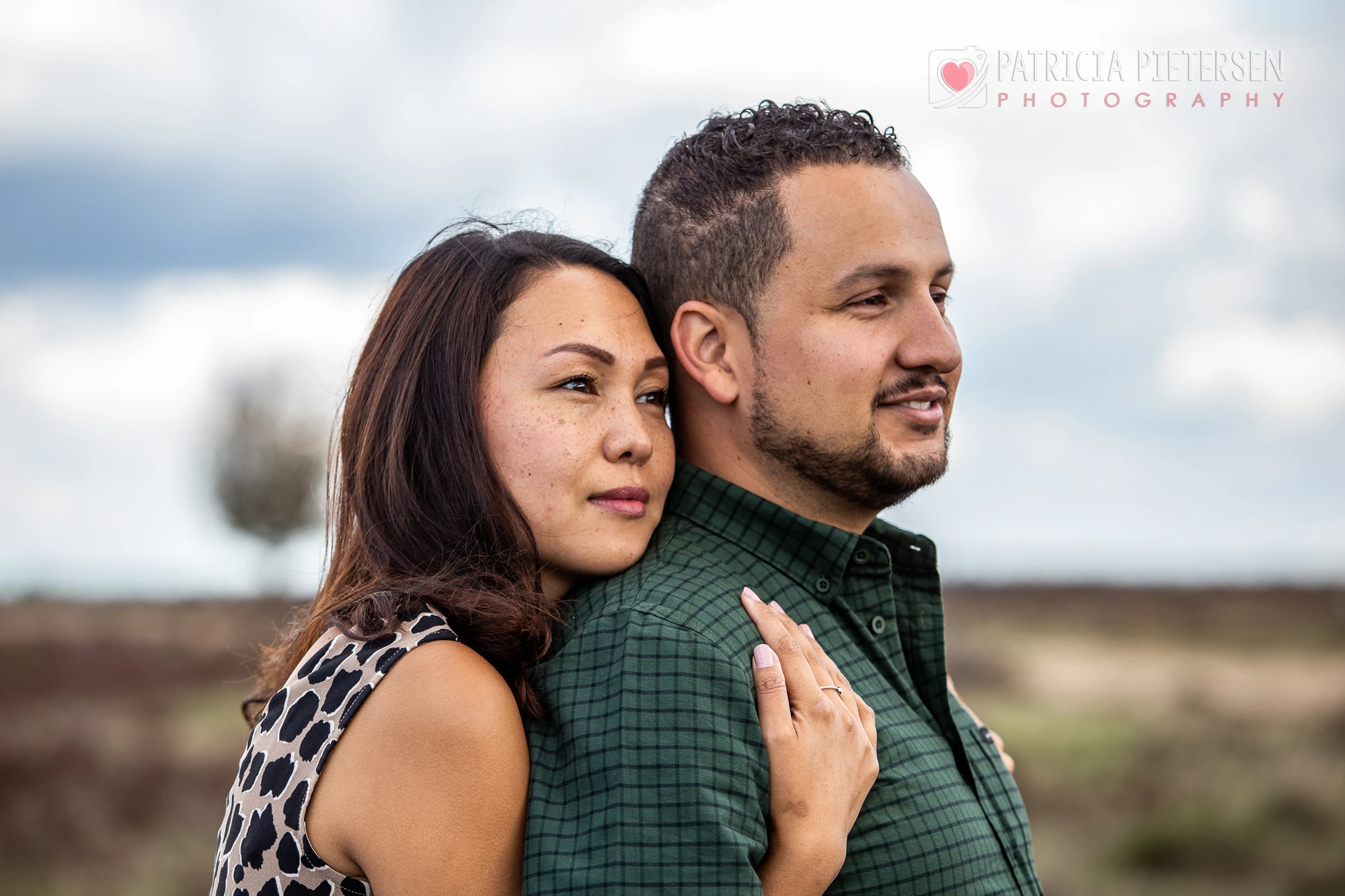 Loveshoot op de Veluwe: stel dicht tegen elkaar aan in open landschap